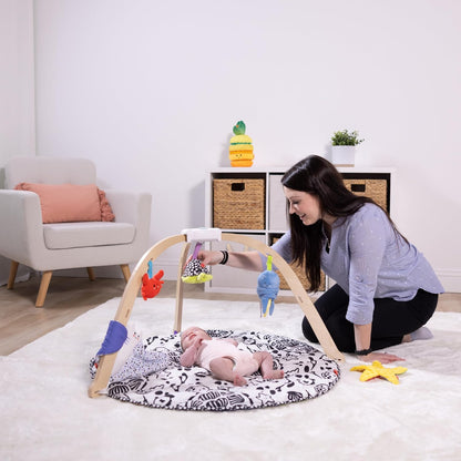 Houten baby gym – Duurzaam FSC-gecertificeerd frame met bubbelzijdig speelkleed en vijf sensorische speeltjes