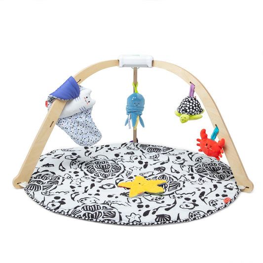 Houten baby gym – Duurzaam FSC-gecertificeerd frame met bubbelzijdig speelkleed en vijf sensorische speeltjes