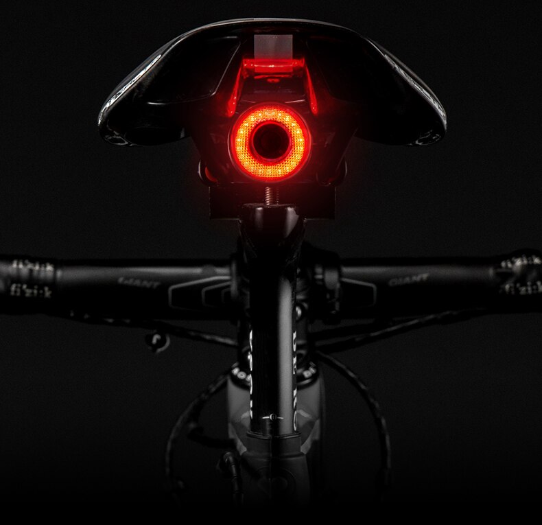 Slim fietsachterlicht met automatische remsensor en lichtdetectie