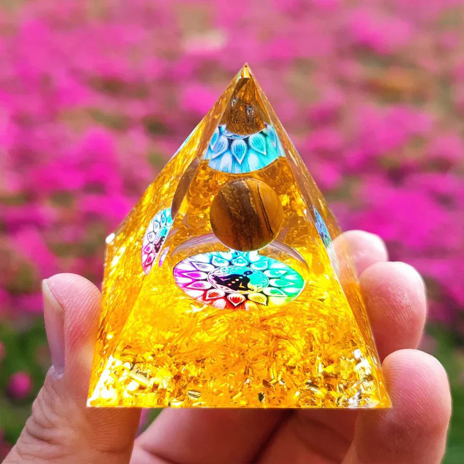 Orgoniet Piramide met Amethist Pendel – Energie, Bescherming en Decoratie