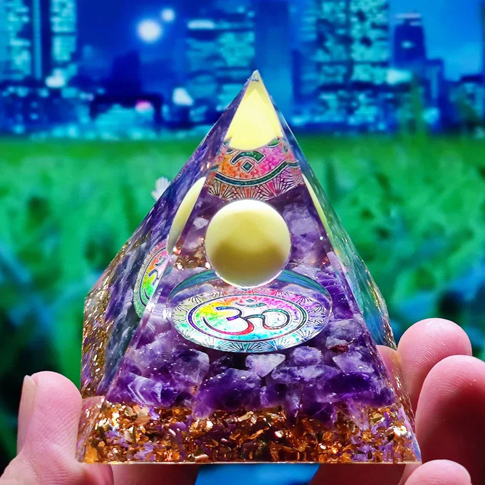 Orgoniet Piramide met Amethist Pendel – Energie, Bescherming en Decoratie