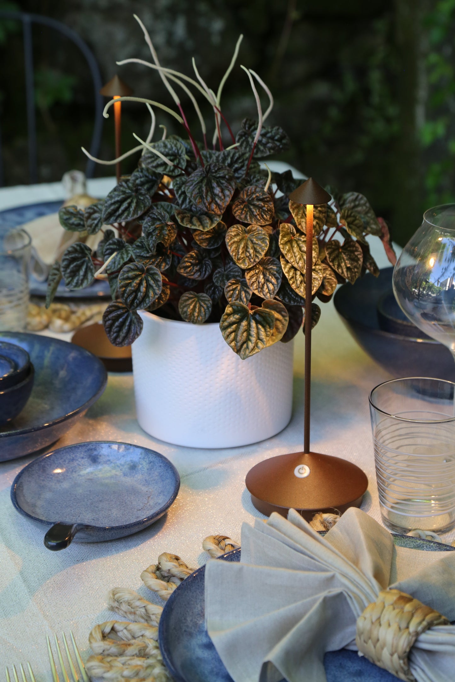 Draagbare LED Tafellamp Lumora – Dimbaar, Weerbestendig & Stijlvol