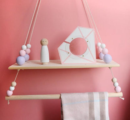 Decoratieve houten plank voor de babykamer