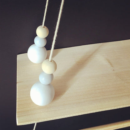 Decoratieve houten plank voor de babykamer