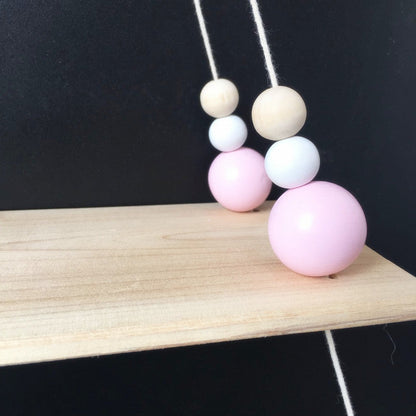 Decoratieve houten plank voor de babykamer