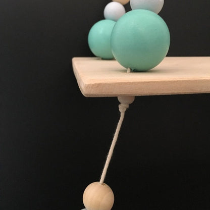 Decoratieve houten plank voor de babykamer
