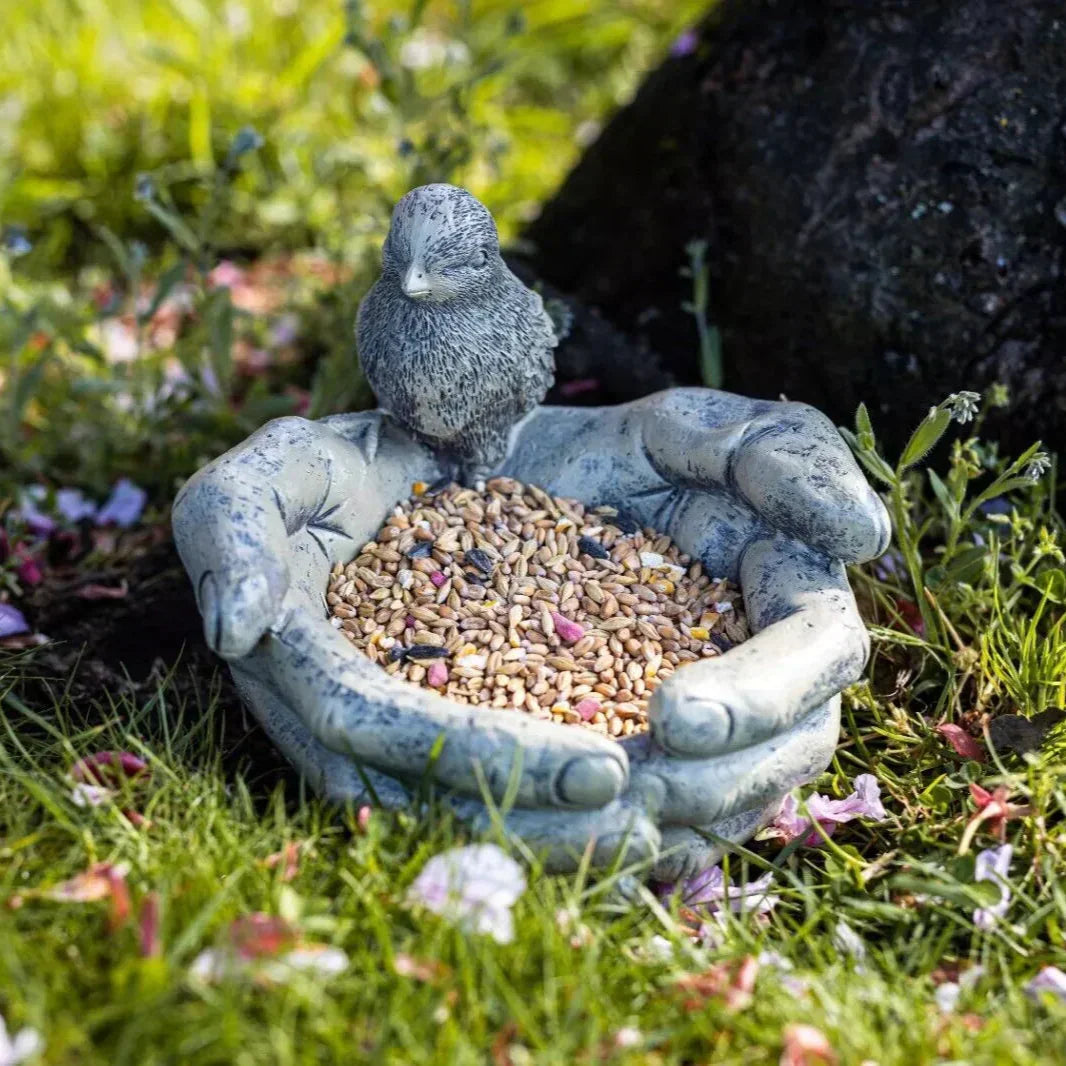 BirdHaven – Symbolische Vogelvoeder in Handvorm van Hars